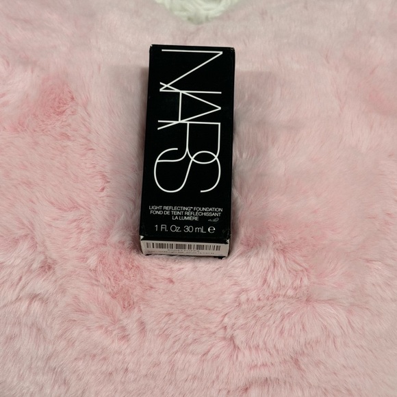 NARS Color: Punjab - M1 - medium with warm undertones, and a golden tone - Picture 12 of 16